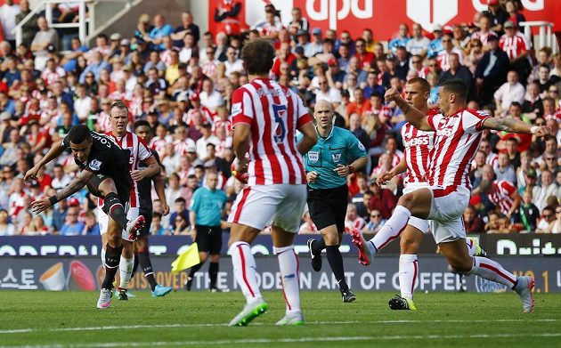 Philippe Coutinho napřáhl a vstřelil vítězný gól Liverpoolu na hřišti Stoke.