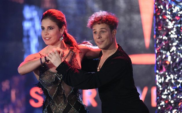 Snowboardistka Eva Samková a tanečník Jan Onder během vyhlášení novinářské ankety Sportovec roku 2014.