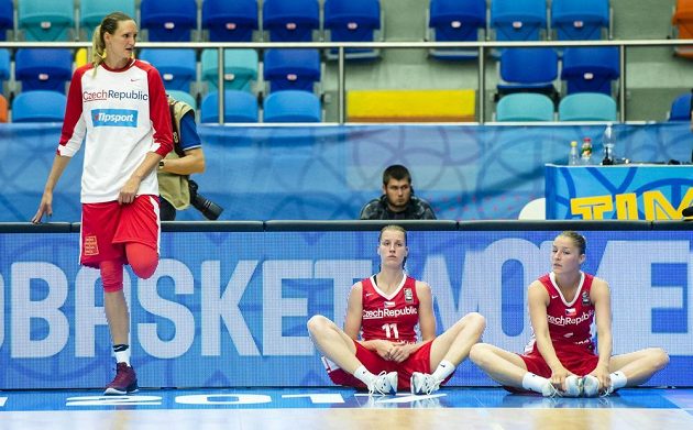 Zleva Petra Kulichová, Kateřina Elhotová a Karolína Elhotová po prohraném utkání s Ukrajinou.