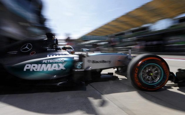 Lewis Hamilton vyjíždí z boxu stáje Mercedes na okruh v Sepangu při měřeném tréninku na Velkou cenu Malajsie.