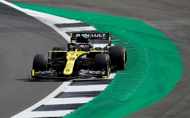 Pilot Renaultu Daniel Ricciardo v akci během kvalifikace na výroční závod formule 1 v Silverstonu.