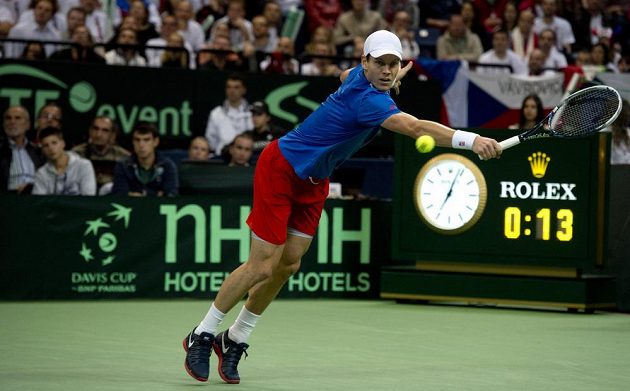 Český tenista Tomáš Berdych v utkání finále Davisova poháru proti Dušanu Lajovičovi.