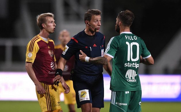Záložník Dukly Praha Tomáš Berger (vlevo), rozhodčí Karel Hrubeš a Martin Fillo z Příbrami.