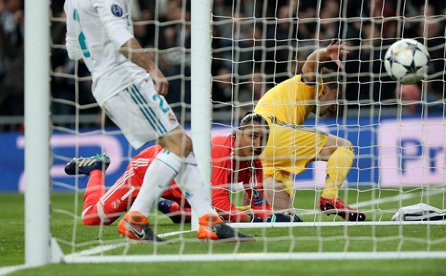 Míč je v síti, Mario Mandžukič (vpravo) slaví, brankář Realu Keylor Navas už zasáhnout nestačil.
