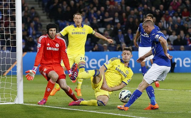 Paul Konchesky (vpravo) z Leicesteru se snaží překonat Petra Čecha v bráně Chelsea, českému gólmanovi se snaži pomoci Gary Cahill.