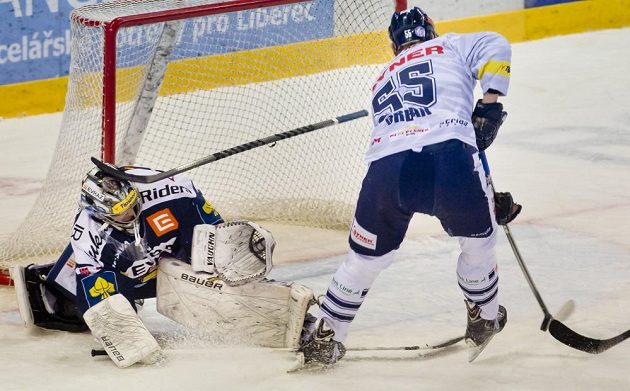 Libereckým se střelecky v sérii nedařilo. Tomáš Urban takto nepřekonal brankáře Vítkovic Filipa Šindeláře.
