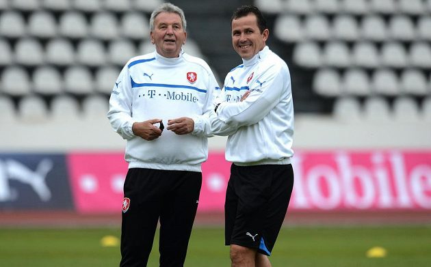 Trenéři Josef Pešice (vlevo) a Tomáš Galásek během tréninku české reprezentace před dvojutkáním kvalifikace MS 2014 s Maltou a Bulharskem.