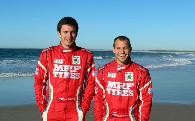 Jan Kopecký a jeho navigátor Pavel Dresler po závodě v Nové Kaledonii.