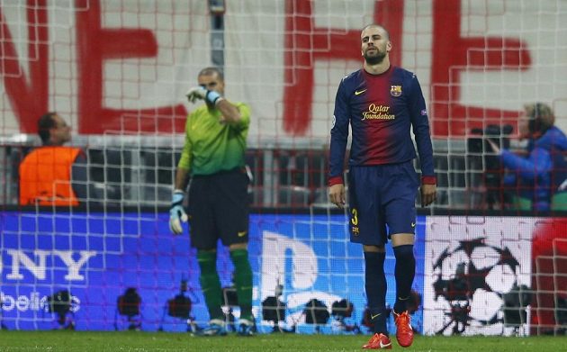Zklamaní Gerard Pique a gólman Victor Valdes z Barcelony po druhém inkasovaném gólu od Bayernu.
