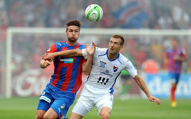 Plzeňský útočník Tomáš Wágner (vlevo) a obránce Baníku Ostrava Benjamin Vomáčka.