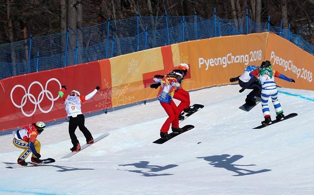 Olympijské finále snowboardkrosařek krátce po startu. Česká obhájkyně zlata Eva Samková zcela vlevo.