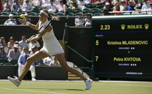 Česká tenistka Petra Kvitová returnuje v duelu s Kristinou Mladenovicovou z Francie ve 2. kole Wimbledonu.