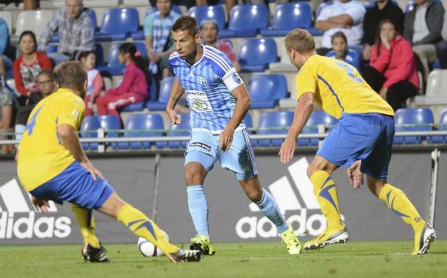 (Zleva) David Hubáček ze Zlína, Milan Baroš z Mladé Boleslavi a Michal Malý ze Zlína v utkání 5. kola nejvyšší fotbalové ligy.