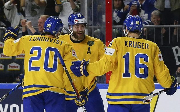 Victor Hedman (autor branky), Joel Lundqvist a Marcus Kruger oslavují gól Švédska ve finále s Kanadou.