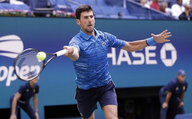 Světová jednička - Srb Novak Djokovič - slaví postup do druhého kola tenisového US Open.