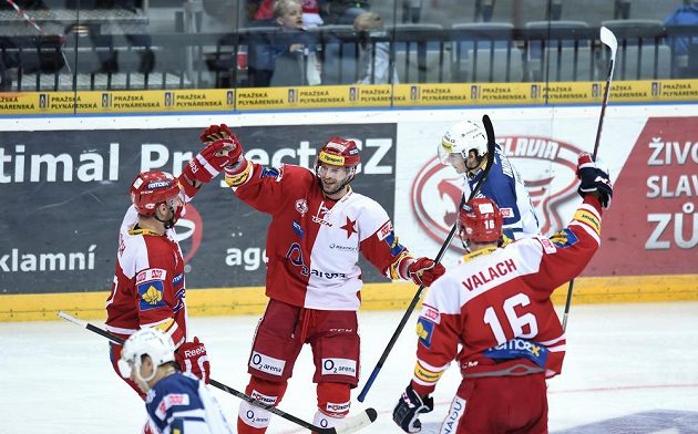 Útočník Slavie Praha János Vas (uprostřed) oslavuje se spoluhráči vedoucí gól proti Plzni.