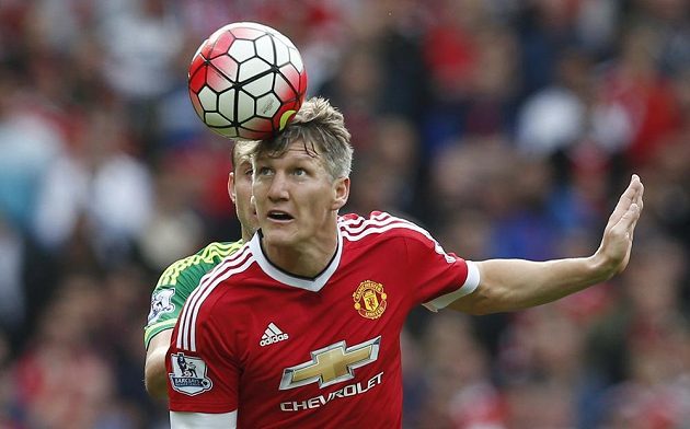 Záložník Manchesteru United Bastian Schweinsteiger (vpředu) hlavičkuje v zápase se Sunderlandem.