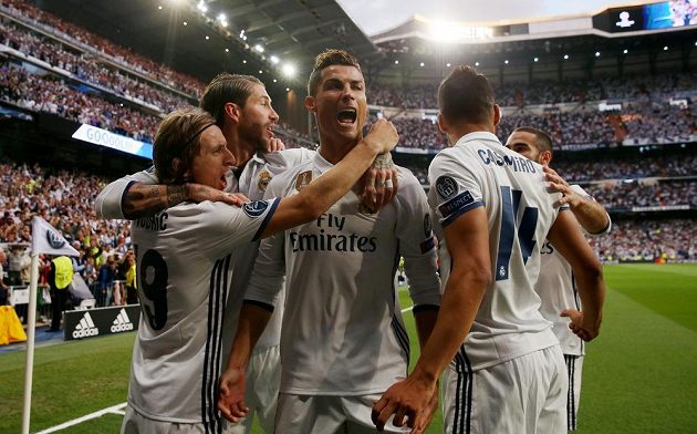 Oslava Realu Madrid. Cristiano Ronaldo slaví se spoluhráči svůj gól v semifinále Ligy mistrů s Atlétikem.
