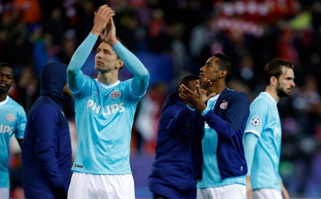 Zklamaní fotbalisté PSV Luuk de Jong (vlevo) a Joshua Brenet po skončení odvetného osmifinálového zápasu Ligy mistrů s domácím Atlétikem.