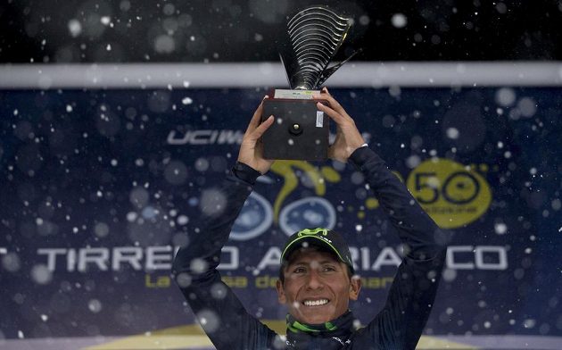 Kolumbijský cyklista Nairo Quintana slaví vítězství v závodu WorldTour Tirreno-Adriatico.