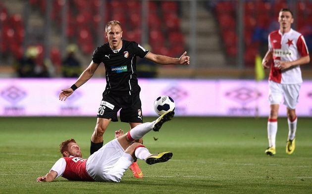 Slávistický záložník Marcel Gecov (na zemi) odkopává míč před plzeňským středopolařem Danielem Kolářem v utkání 5. kola Synot ligy.