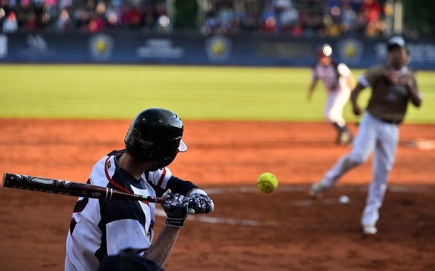 Český reprezentant Tomáš Petr, vpravo Hikaru Macuda z Japonska během utkání softbalového MS.