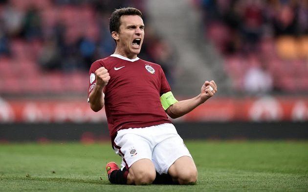 Sparťanský útočník David Lafata oslavuje svůj druhý gól během utkání s Hradcem Králové.