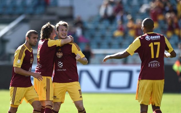 Fotbalisté Dukly se radují ze vstřelení gólu proti Jihlavě. Třetí zleva je autor branky Michael Krmenčík.