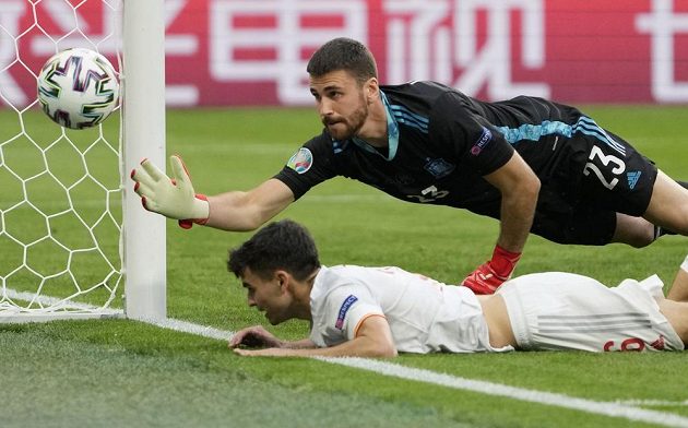 Spanish goalkeeper Unai Simon could have relaxed at this time.  The ball in the EURO quarterfinals ended right next to the post.