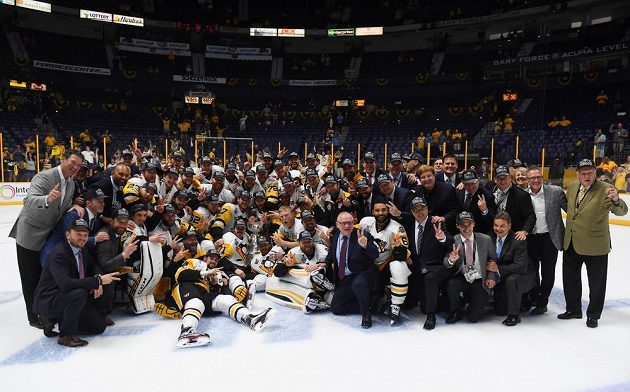 Obhájci Stanley Cupu - hokejisté Pittsburghu Penguins oslavují na ledě Nashvillu.
