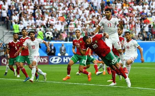 Marocký útočník Aziz Buhaddúz střílí hlavou gól do vlastní sítě, Írán pak mohl slavit výhru 1:0.