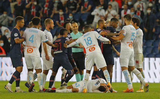 Šlágr francouzské ligy mezi PSG a Marseille byl hodně vyhrocený. K vidění byla potyčka, sudí rozdal pět červených karet.