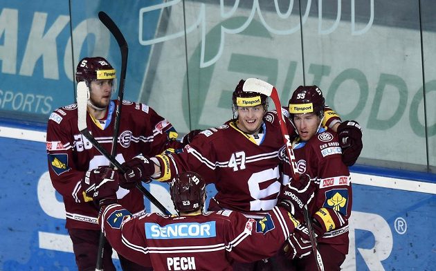 Hokejisté Sparty (zleva): Juraj Mikuš, Jan Buchtele, Robert Sabolič a (zády) Lukáš Pech oslavují třetí gól v utkání s Pardubicemi.