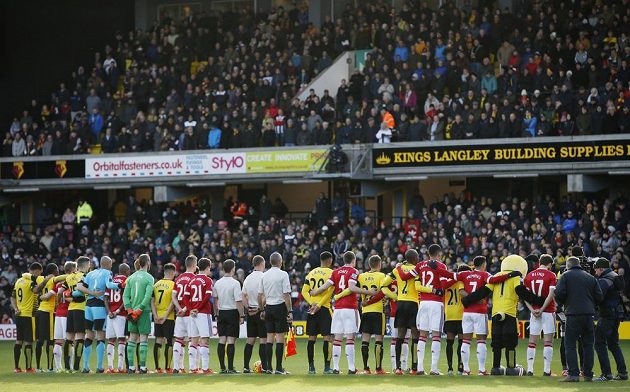 Fotbalisté Watfordu (ve žlutém) a Manchesteru United drží minutu ticha za oběti teroristických útoků v Paříži.