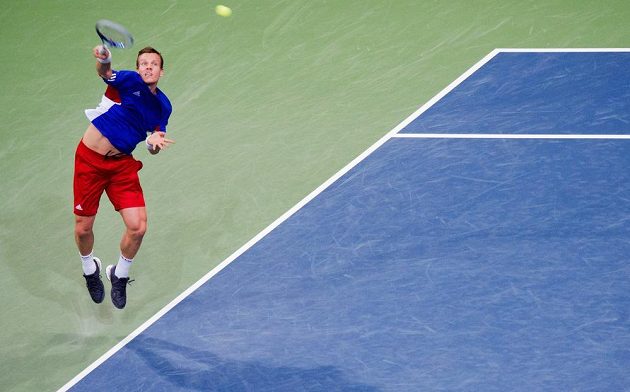 Český tenista Tomáš Berdych servíruje při daviscupovém utkání v Německu.