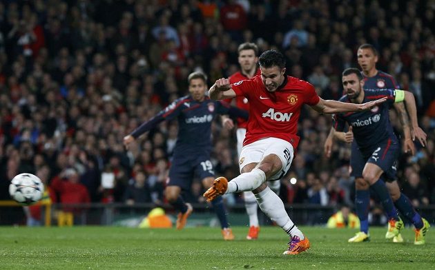 Útočník Manchesteru United Robin van Persie proměňuje penaltu proti Olympiakosu.
