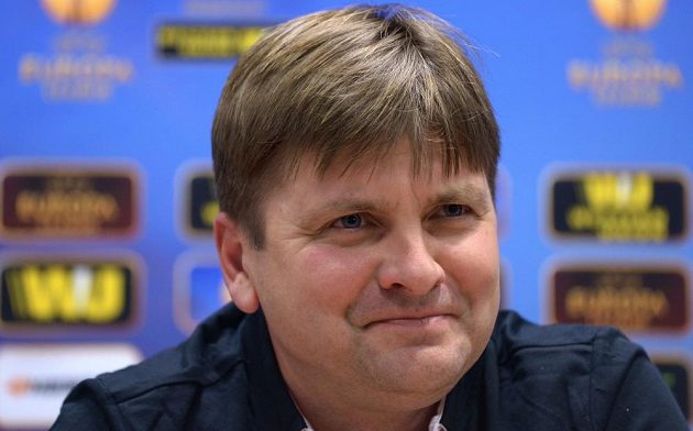 Dušan Uhrin ml, kterého čeká soutěžní premiéra na lavičce Plzně s fotbalisty Doněcku, byl na tiskové konferenci před zápasem dobře naladěn.