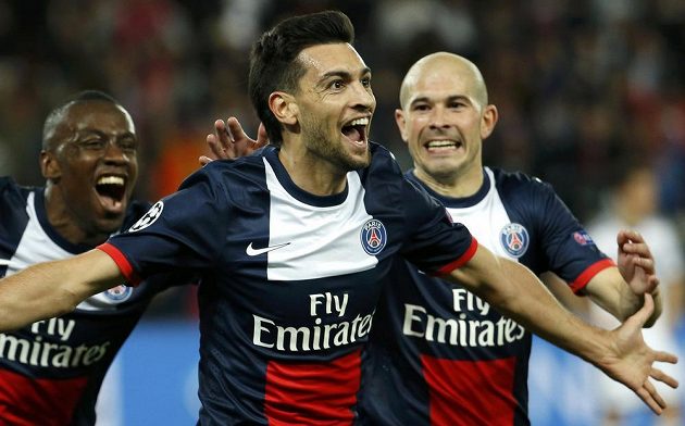 Argentinec Javier Patore (uprostřed) měl co slavit. Záložník PSG vstřelil v nastavení brankáři Chelsea Petru Čechovi gól po krásné individuální akci.