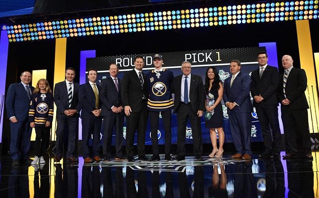 Buffalo si vybralo švédského obránce Rasmuse Dahlina podle očekávání jako jedničku draftu.