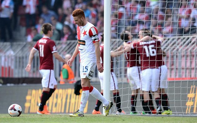 Fotbalisté Sparty slaví gól proti Slavii. Vpředu je smutný záložník červenobílých Marcel Gecov.