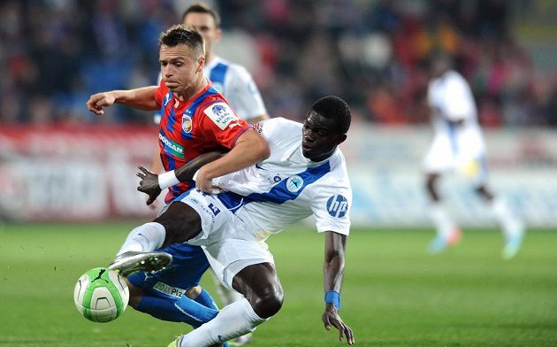 Plzeňský útočník Stanislav Tecl (vlevo) svádí boj o míč s Isaacem Sackeym z Liberce.