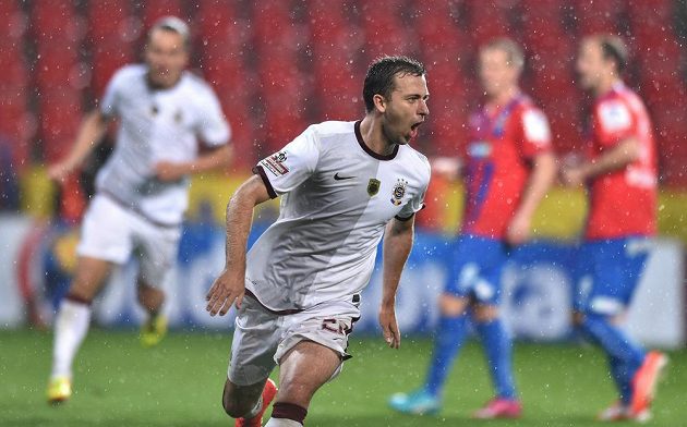 Josef Hušbauer oslavuje proměněnou penaltu, která znamenala vyrovnání finále Poháru České pošty na 1:1.