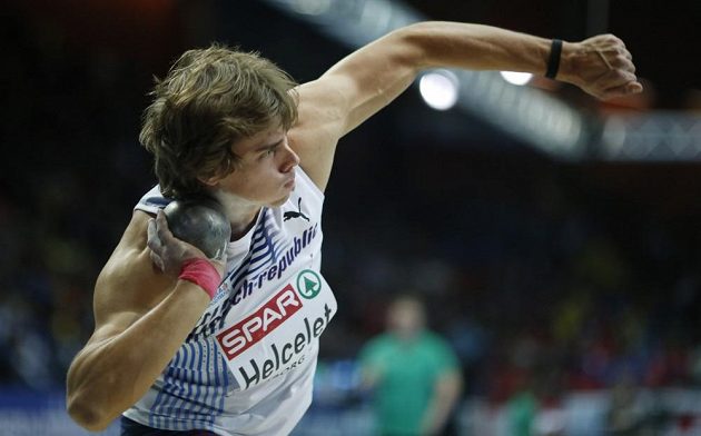 Český sedmibojař Adam Sebastian Helcelet při vrhu koulí na halovém evropském šampionátu v Göteborgu.