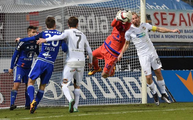 Plzeňský záložník Daniel Kolář (vpravo) v souboji s olomouckým brankářem Milošem Buchtou.