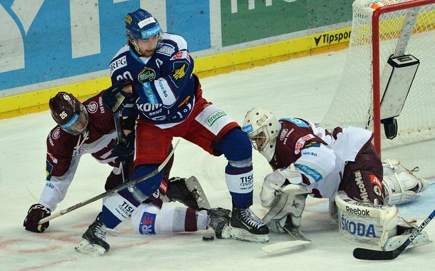 (Zleva) Juraj Mikuš ze Sparty, Hynek Zohorna z Komety a brankář Sparty Jan Lukáš v utkání 21. kola extraligy.