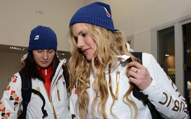 Biatlonistky Veronika Vítková (vlevo) a Gabriela Soukalová před odletem do Soči na Zimní olympijské hry dne 30. ledna 2014 na kbelském letišti.