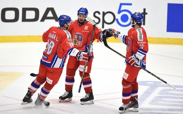 Český útočník Jakub Valský (uprostřed) oslavuje se spoluhráči svůj gól na 2:0 během utkání Euro Hockey Challenge proti Norsku na stadiónu Kotlina v Havlíčkově Brodu.