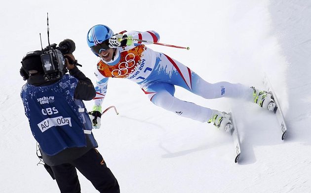 Záběr roku? Rakušan Matthias Mayer jen těsně míjí kameramana na trati olympijského sjezdu.