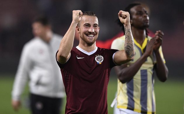 Radost Lukáše Váchy po vítězství v utkání základní skupiny Evropské ligy s Young Boys Bern.