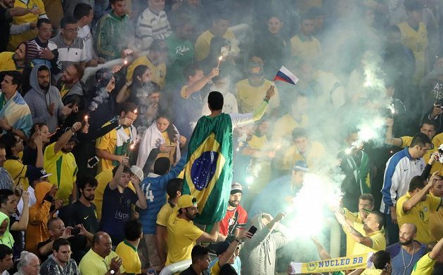 Fanoušci Brazílie kromě výhry nad týmem Paraguaye slavili i postup na MS 2018, v hledišti se objevila i ruská vlaječka.